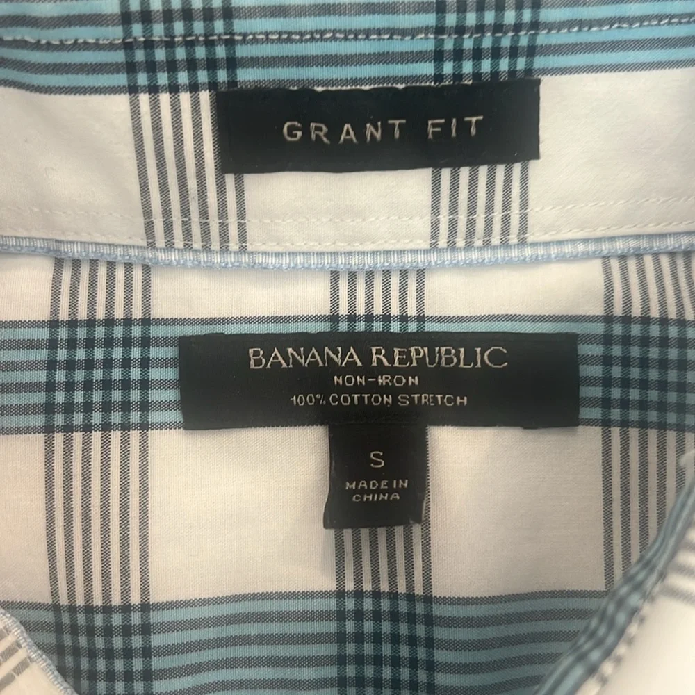 Banana Republic Men's Blue and White Checkered Grant Fit Non-Iron Shirt Small